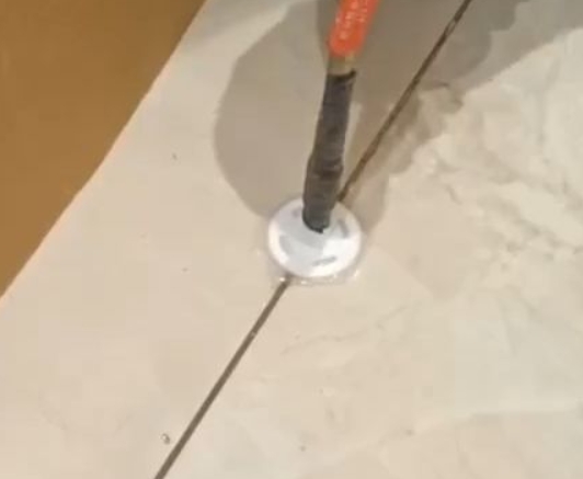韶关瓷砖空鼓维修公司专业解答瓷砖在铺贴过程中，如果没有涂抹均匀到位的粘结材料（如水泥砂浆或瓷砖胶），可能会导致以下问题
